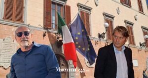 Il municipio di Orbetello: a sinistra il sindaco Andrea Casamenti, a destra Domenico Covitto
