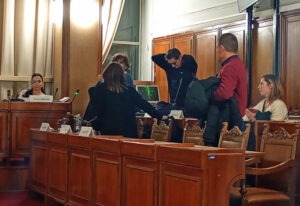 La minoranza si veste ed esce dall'aula