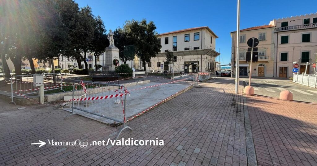 La demolizione dei chioschi in piazza della Vittoria a San Vincenzo