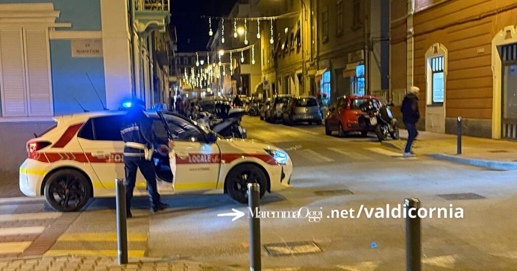 La polizia municipale sul luogo dell'esplosione in via Cellini