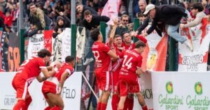 I giocatori del Grifone festeggiano con i tifosi (foto Aldo Giuliani per MaremmaOggi)