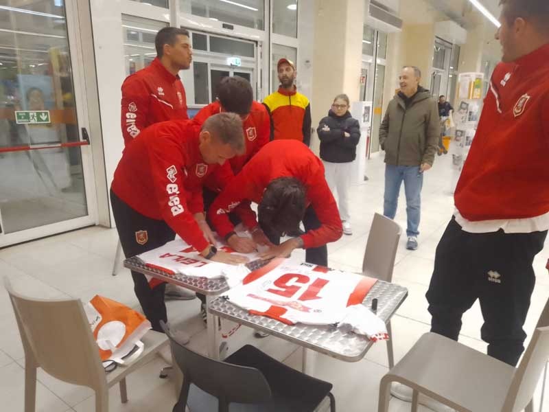 I giocatori del Grosseto firmano le maglie