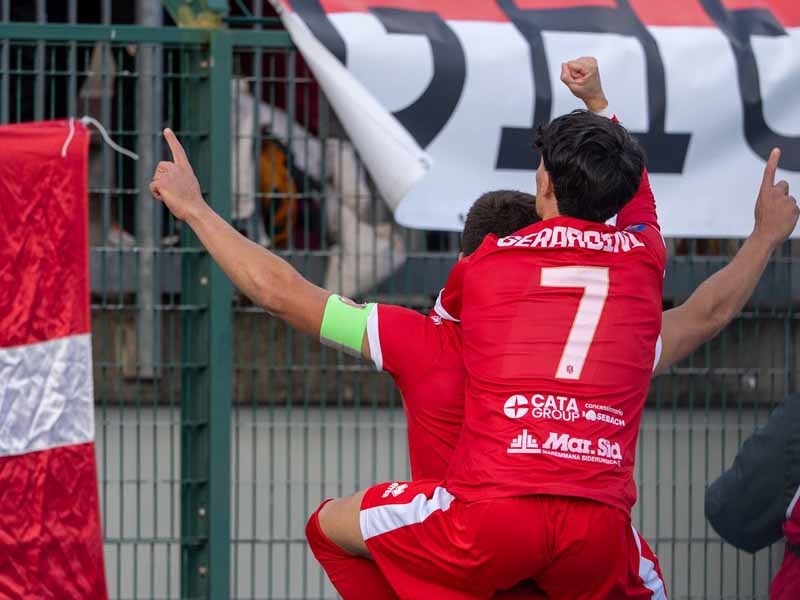 Marzierli festeggiato dopo la rete (foto Aldo Giuliani per MaremmaOggi)