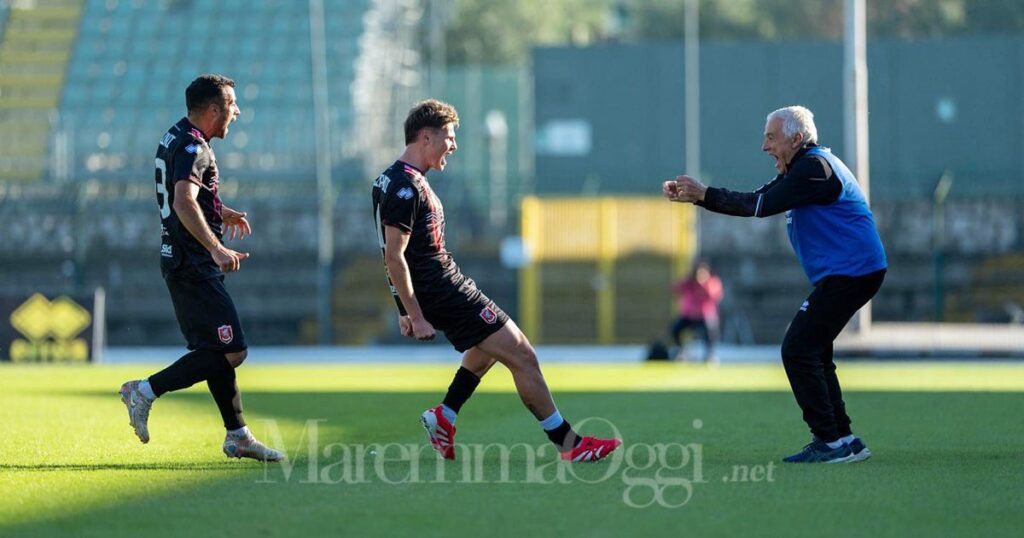 Paolo Indiani e Bacciardi festeggiano la rete contro il Terranuova, battuto dal Grifone 4-0