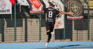 La corsa verso la curva di Sabelli dopo la rete (foto Aldo Giuliani per MaremmaOggi)