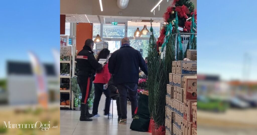 I carabinieri mentre parlano con l'anziana