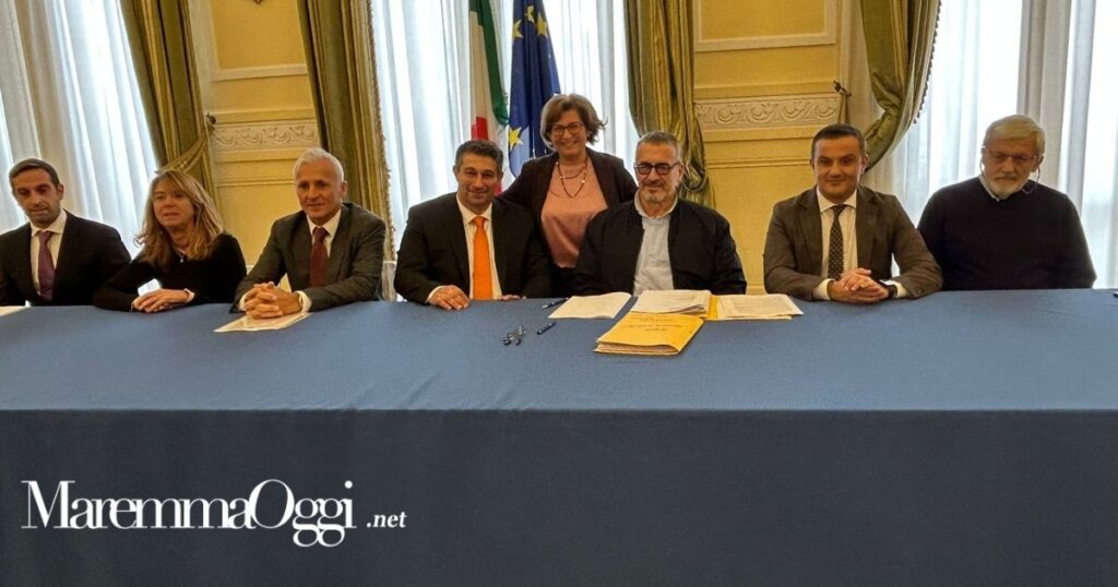 I presenti alla firma dell'atto notarile per la compravendita dell'ex casa cantoniera