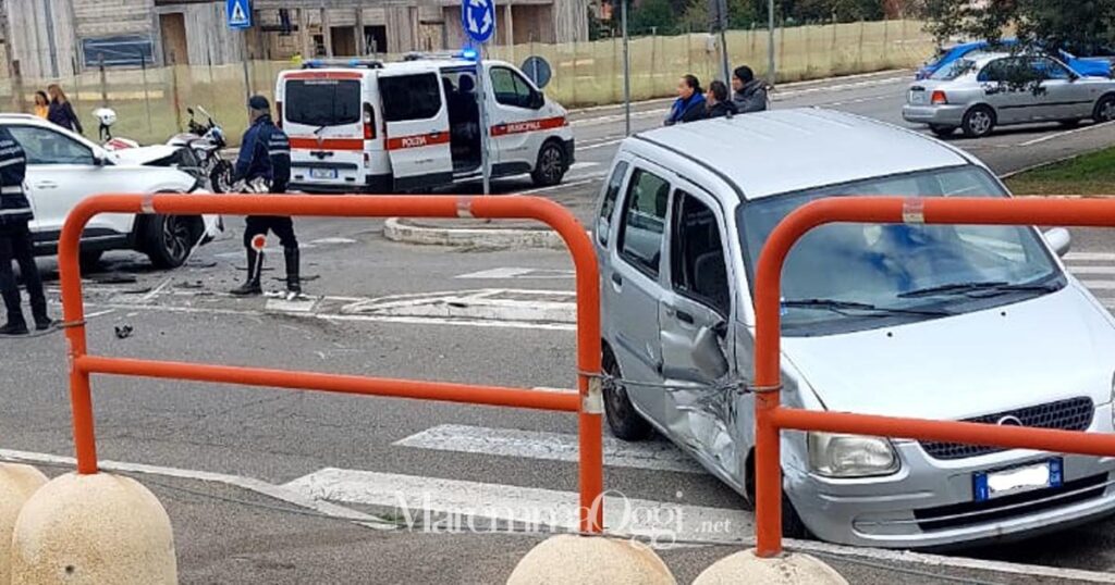 L'incidente davanti al Conad in via Clodia