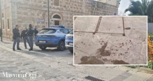 La polizia in via Saffi e una parte della scia di sangue