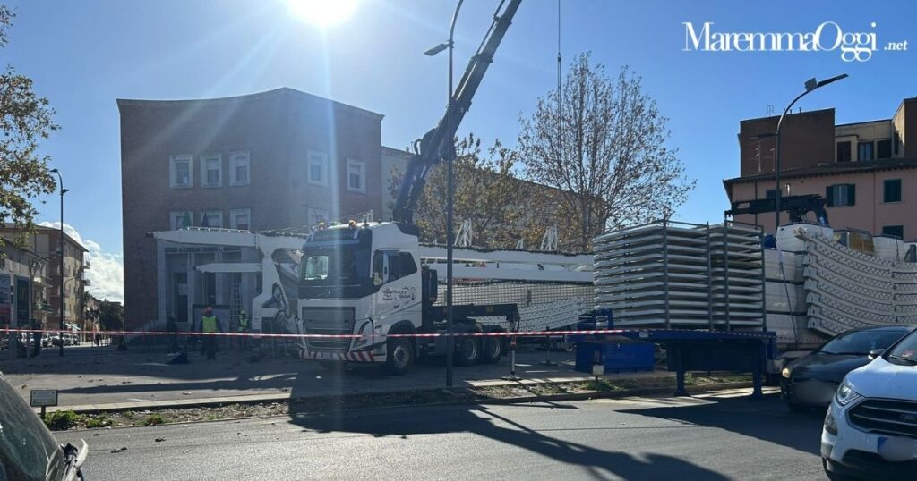 Gli operai della Moruzzi Group mentre stanno montando la ruota panoramica