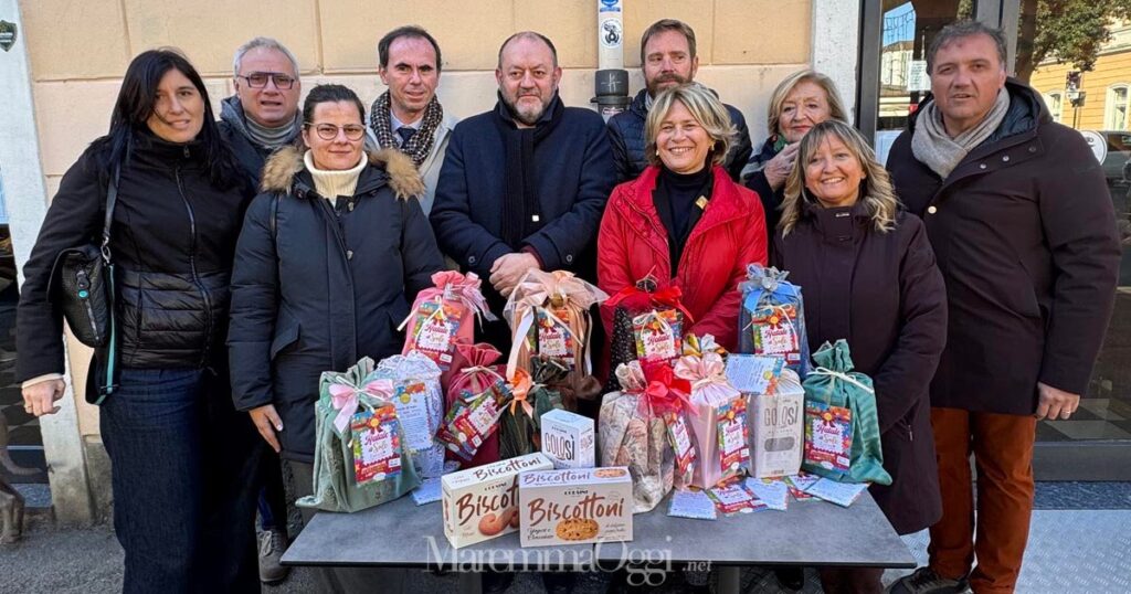 La presentazione delle confezioni di biscotti solidali per il Natale di Sole 2025