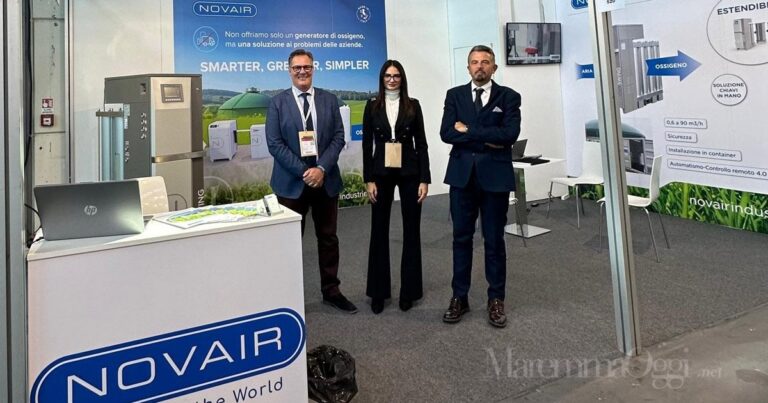 Lo stand della Noxerior ad Ecomndo, con il general manager Federico Guidarelli