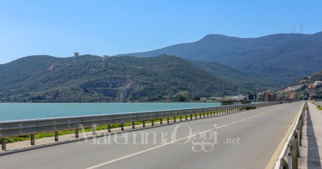 La diga di Orbetello, è polemica sull'illuminazione