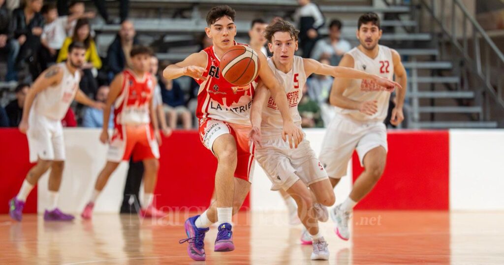 Un momento della partita fra Pallacanestro Grosseto e Etrusca Basket San Miniato (foto Aldo Giuliani per MaremmaOggi)