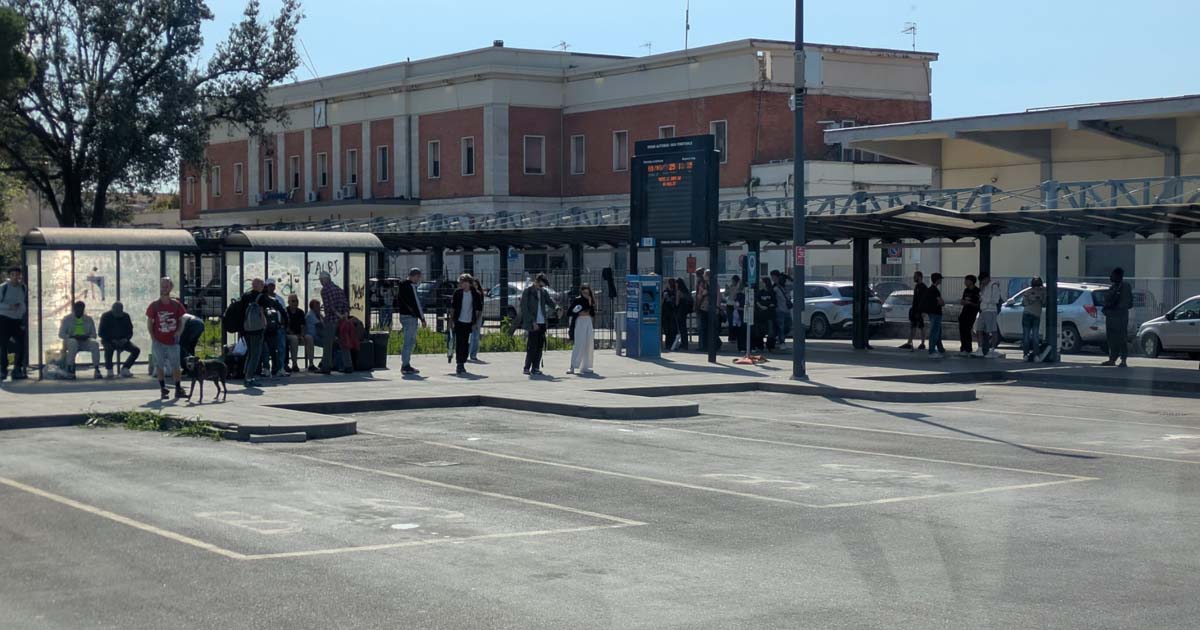 Passeggeri in attesa in piazza Marconi