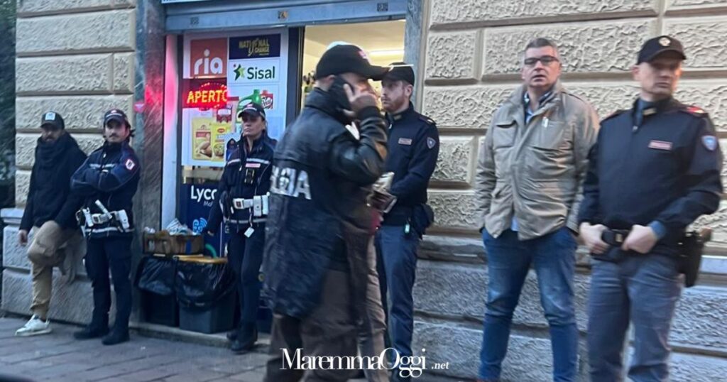 La polizia municipale di fronte a un negozio