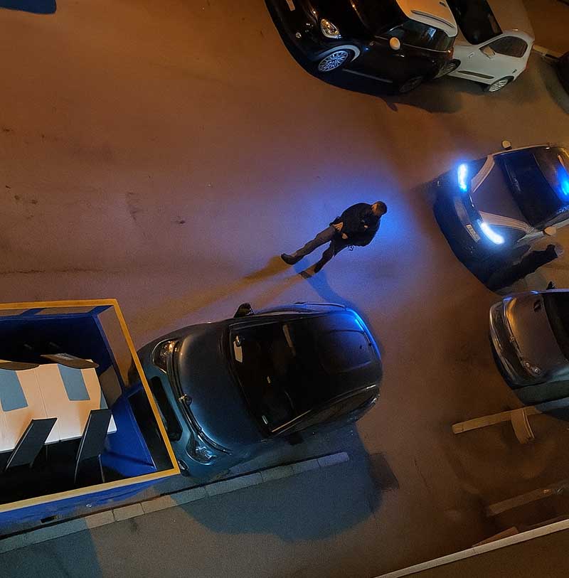 L'arrivo della polizia in via Roma (clicca sulla foto per il video)