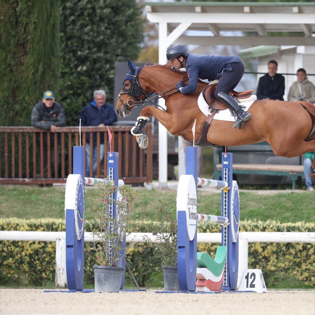 Emilio Bicocchi in parabola sul salto