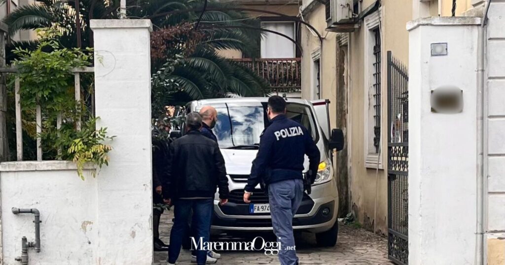 La polizia e il carro funebre davanti al palazzo dove si è consumata la tragedia