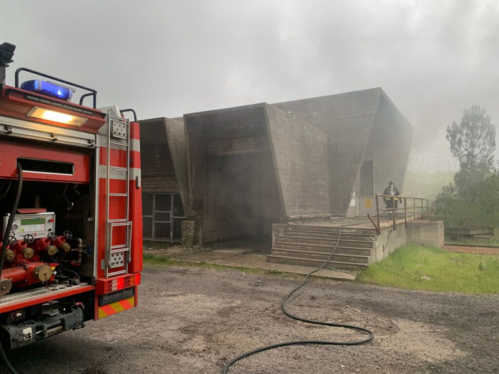 I vigili del fuoco di Piombino durante le operazioni di spegnimento dell'incendio