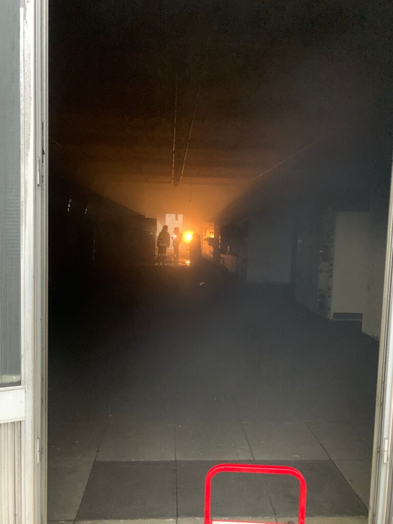 I vigili del fuoco all'interno del box