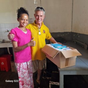 Nella foto un operatrice del dispensario e Renzo Ferretti nel momento della consegna