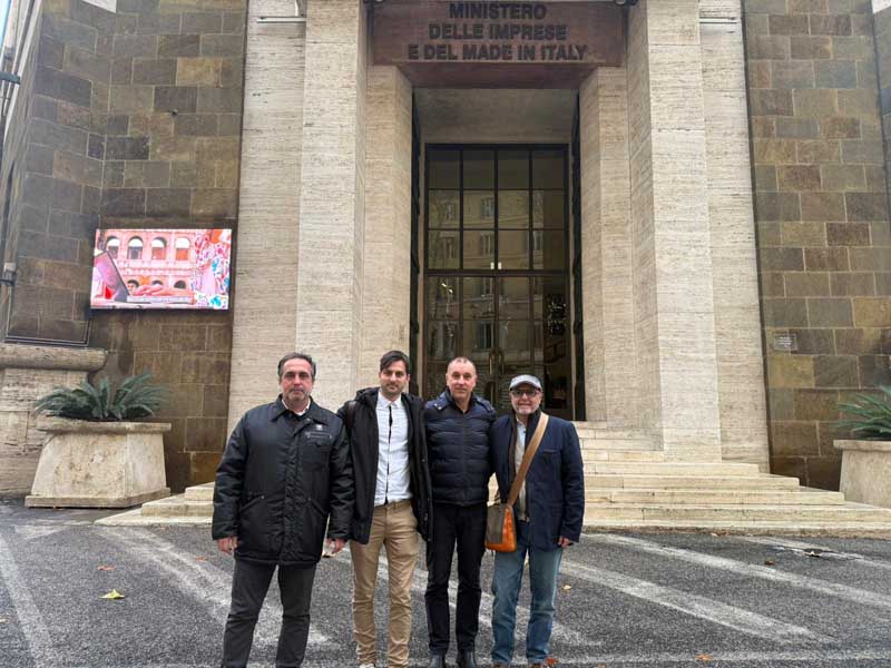 I rappresentanti di Femca Cisl Andrea Comin, Dario Tonelli, Gian Luca Fè ed Emanuele Cascioli davanti alla sede del Mimit