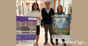 Le due locandine dei concerti tenute da: da sinistra la dirigente Gregucci, il Maestro Mario Menicagli e l'assessora alla cultura STefania Turini