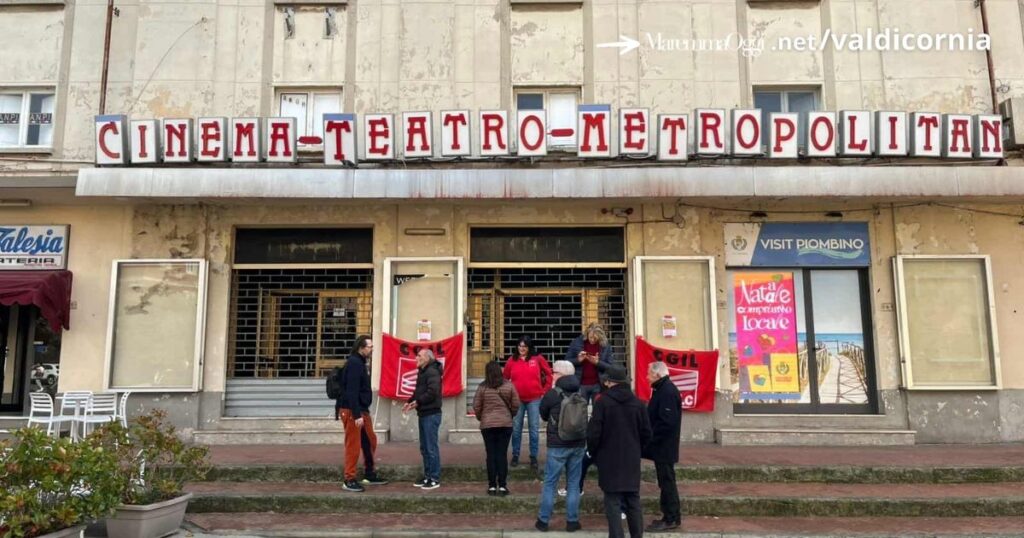 I rappresentanti sindacali di fronte al cinema teatro Metropolitan