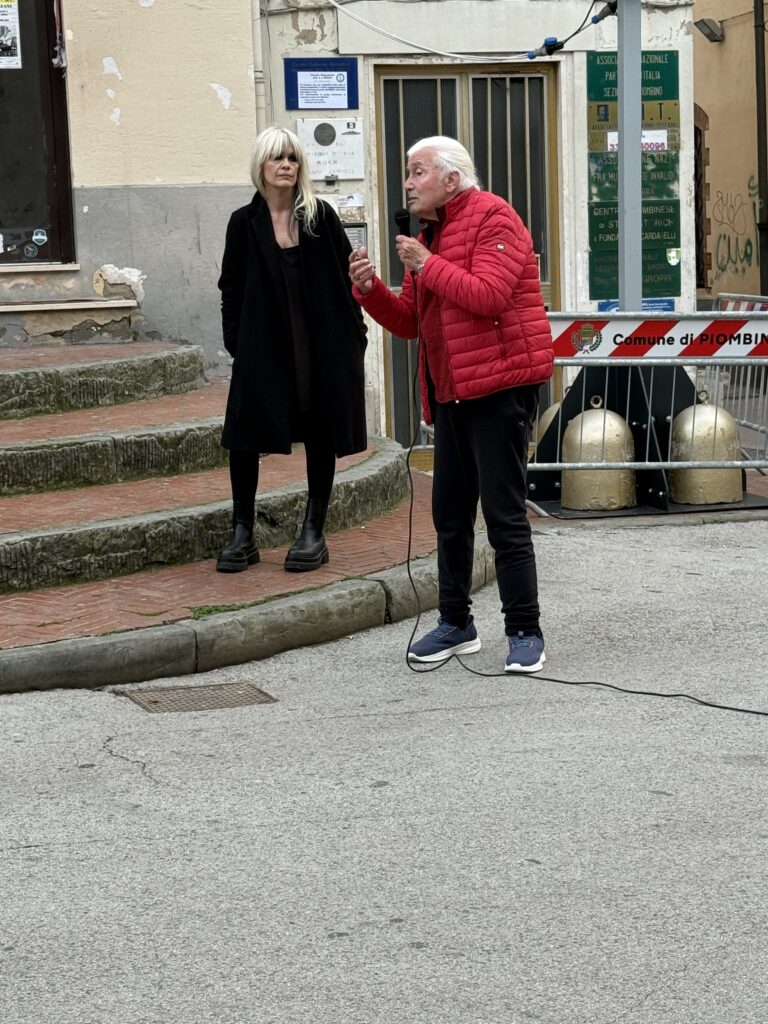 Marida Leoni con un sindacalista del Camping Cig