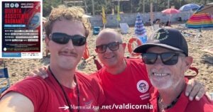 Massimo Giuliani al centro, nel riquadro la locandina per diventare assistente bagnanti