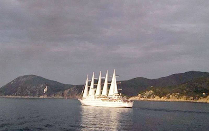 Nave da crociera in rada all'Elba