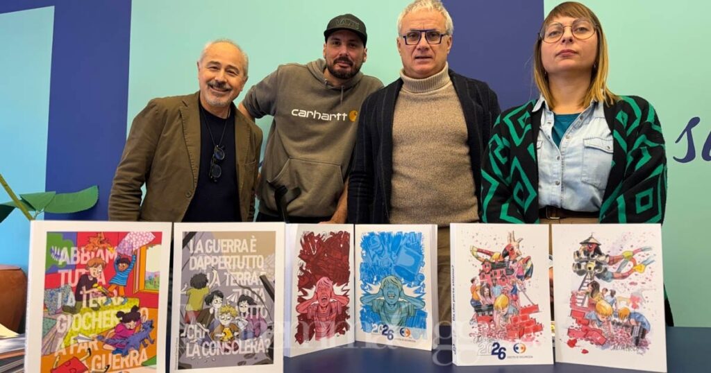 In primo piano le agende, da sinistra Carlo Rispoli, Claudio Chimenti, Luca Terrosi, presidente di Uscita di Sicurezza e Chiara Di Vivona