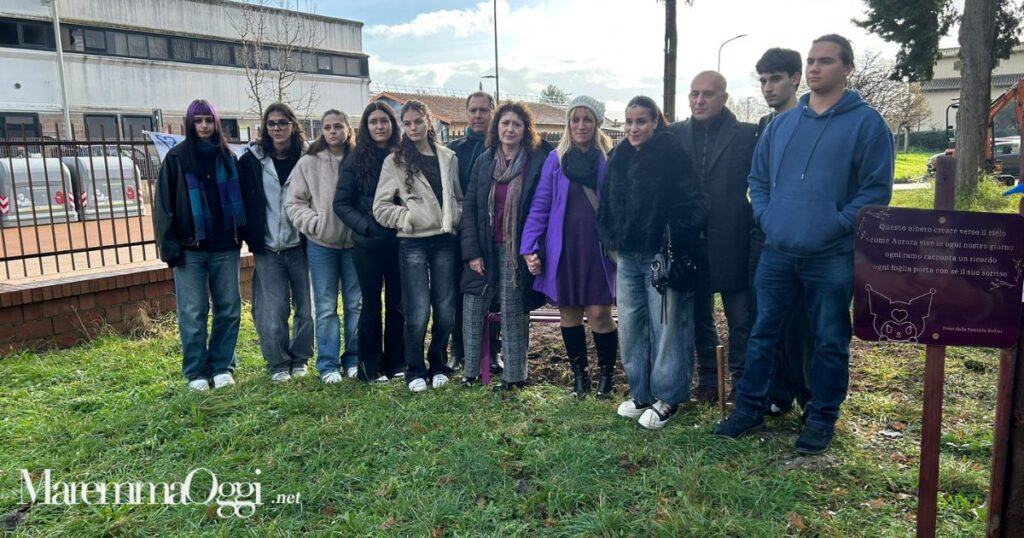 La famiglia di Aurora e gli amici davanti all'albero