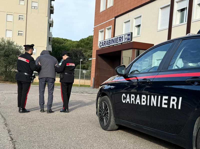Uno degli arrestati viene portato in caserma a Follonica