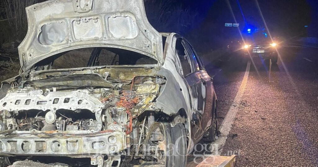 L'auto bruciata sull'Aurelia, rimossa dal carro attrezzi di Lorenzo Battisti