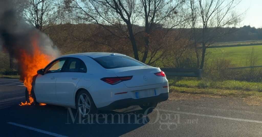 L'auto in fiamme sull'Aurelia, poco prima di Talamone