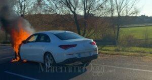 L'auto in fiamme sull'Aurelia, poco prima di Talamone