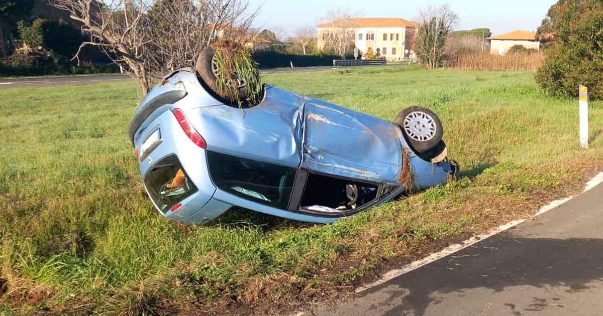 Un'altra immagine dell'auto ribaltata