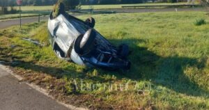 L'auto ribaltata ad Orbetello Scalo