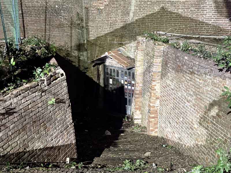 Le scale che portano alla troniera che ospitava il ristorante La buca di San Lorenzo