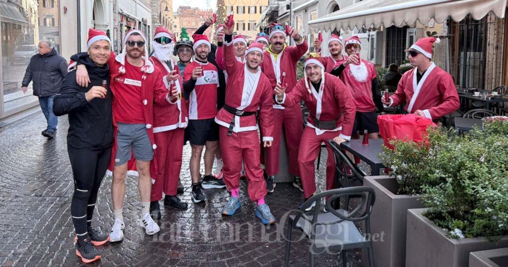 Il gruppo dei partecipanti alla Campari Run in corso Carducci a Grosseto