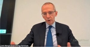 Carlo Mangia, di Snam, durante il suo collegamento con il consiglio comunale