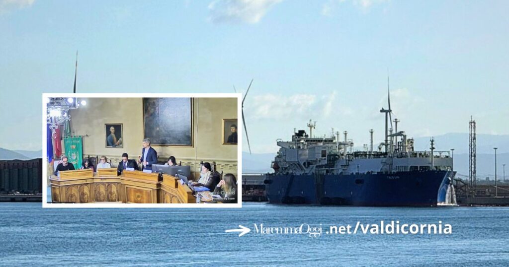 Il rigassificatore Italis Lng ormeggiato alla banchina est del porto di Piombino e un momento del consiglio comunale