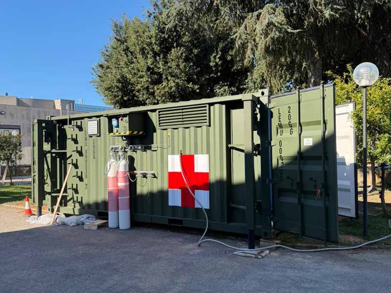 Un'altra immagine del container che contiene i generatori di ossigeno Noxerior