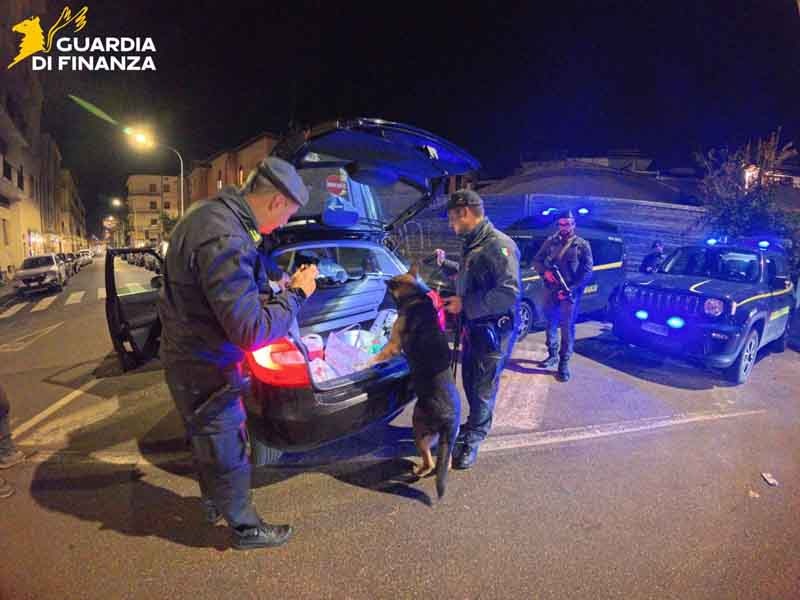 I controlli attorno alle Mura di Grosseto con le unità cinofile