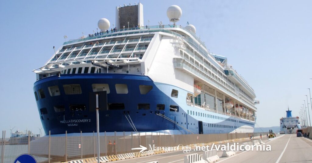 Una nave da crociera nel porto di Piombino