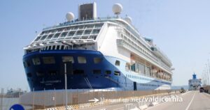 Una nave da crociera nel porto di Piombino