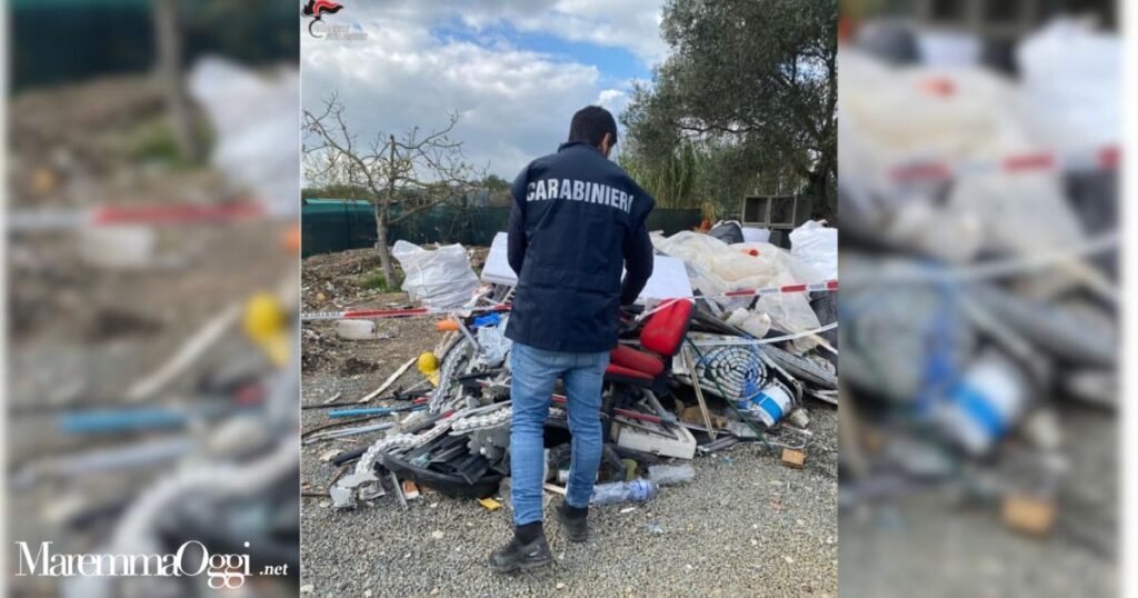 Una foto della discarica abusiva