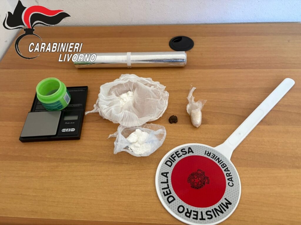 La droga e il materiale sequestrato